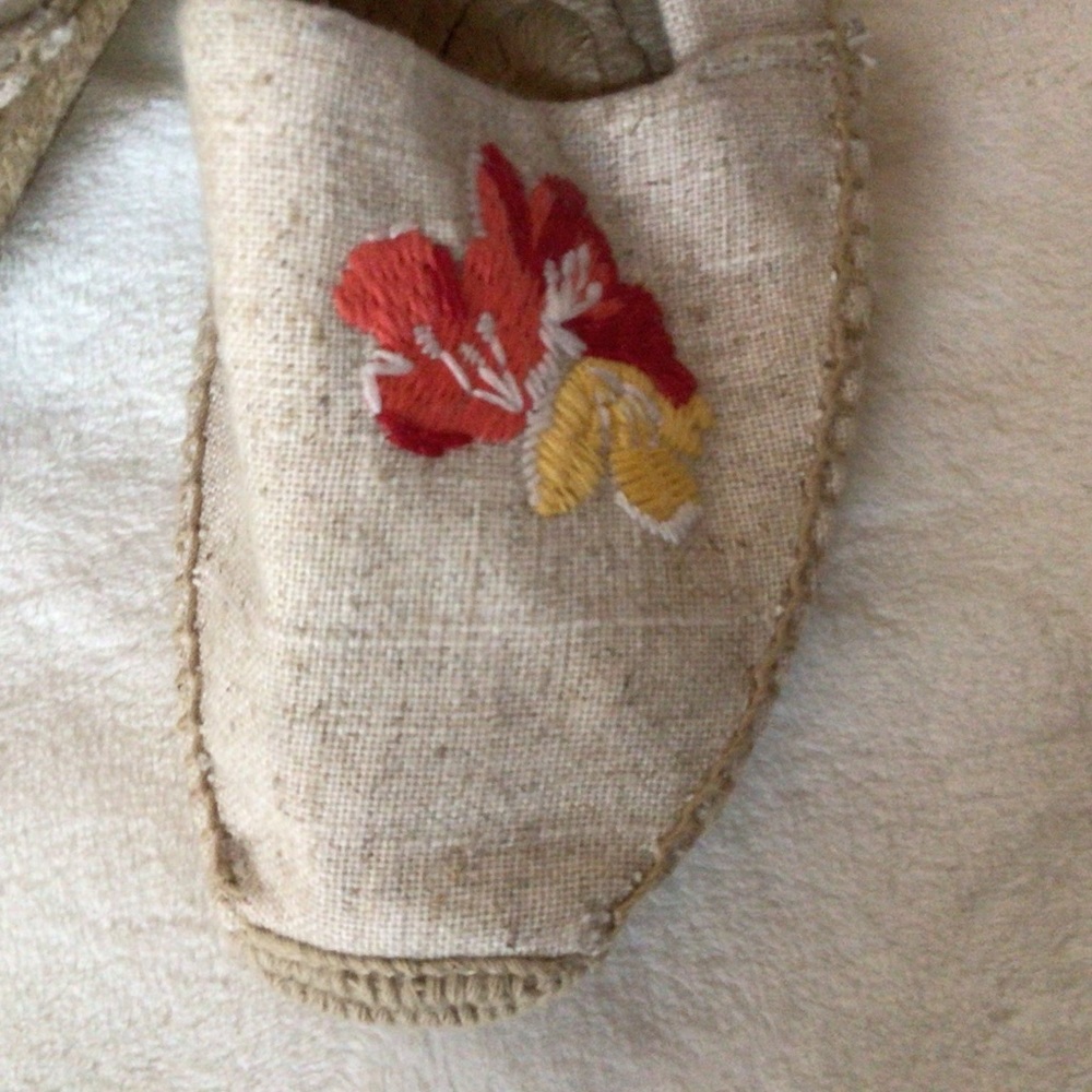 Vera Bradley Embroidered Flower Espadrilles, 9, New - Picture 2 of 6
